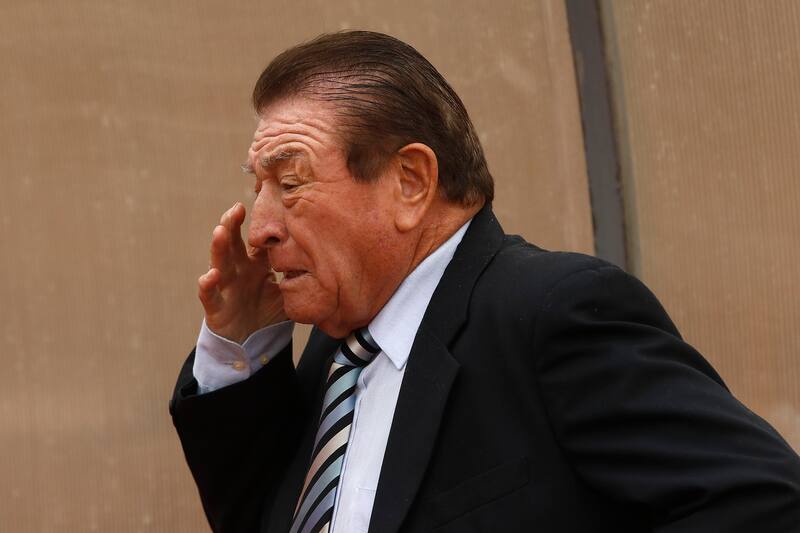 De impecable terno, como siempre le gustó dirigir al borde la cancha.