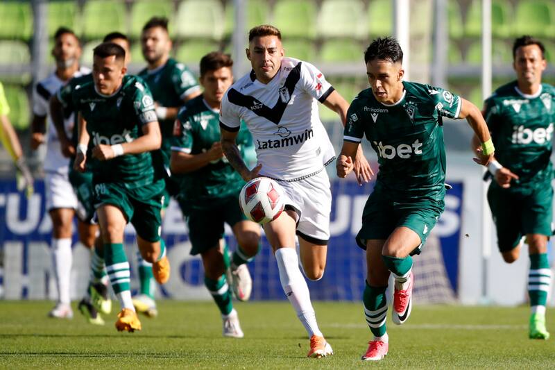 En lo deportivo, Santiago Wanderers viene de derrotar a Santiago Morning, con lo que encadenó dos victorias consecutivas por primera vez en la temporada.