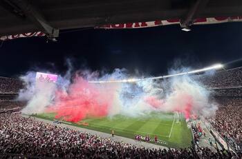 Gonzalo Tapia hizo su primera salida a la cancha con el Monumental lleno: solo aplausos en River Plate