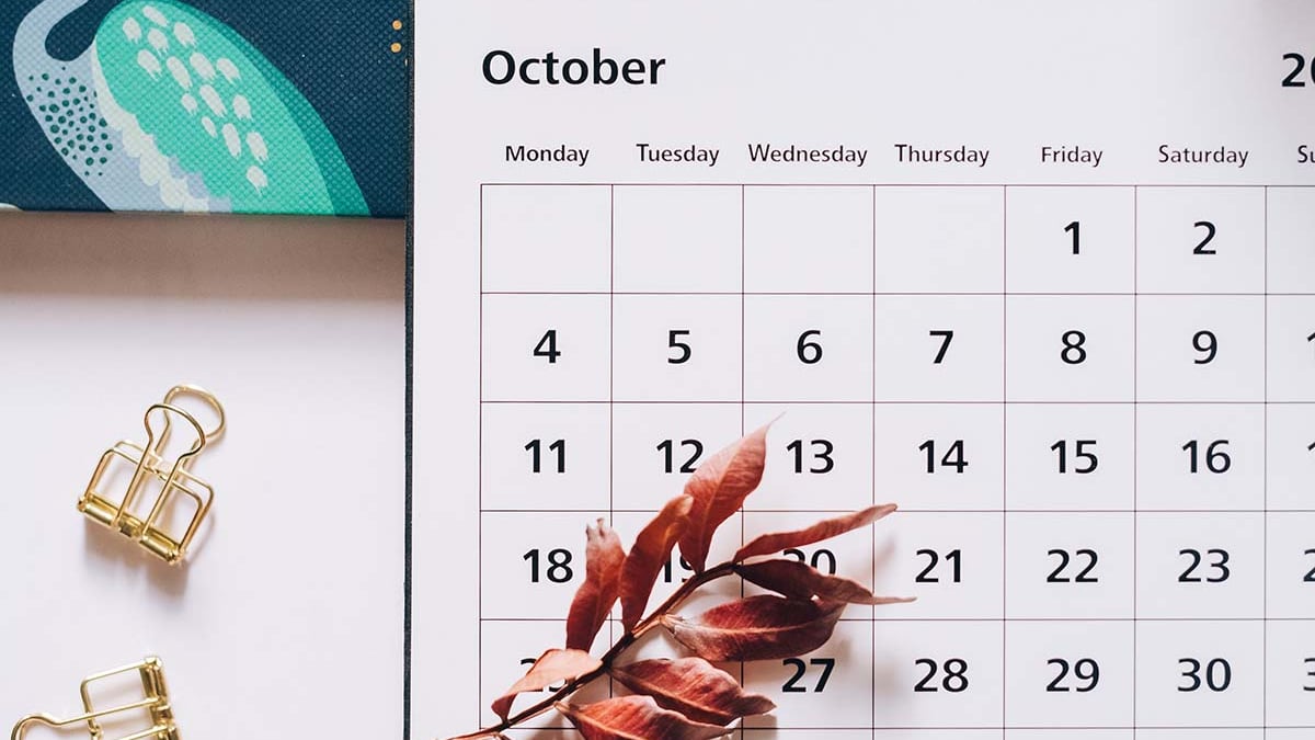 Calendario de octubre sobre una mesa.