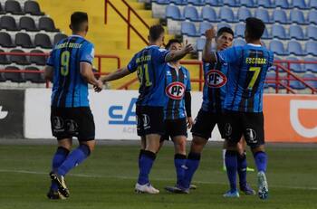 Huachipato arrasó con Wanderers y volvió a meterse en zona de Copa Sudamericana