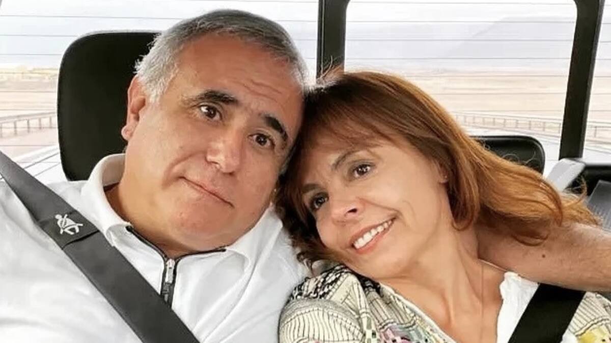 Doctor Ugarte muestra con orgullo a su pareja, Antonieta Ortiz, votando en el Plebiscito 2022