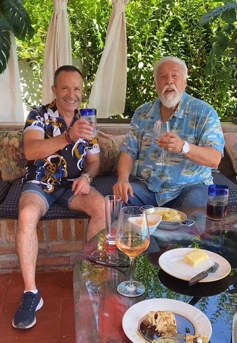 desmiente su muerte junto a su amigo Claudio Moreno.