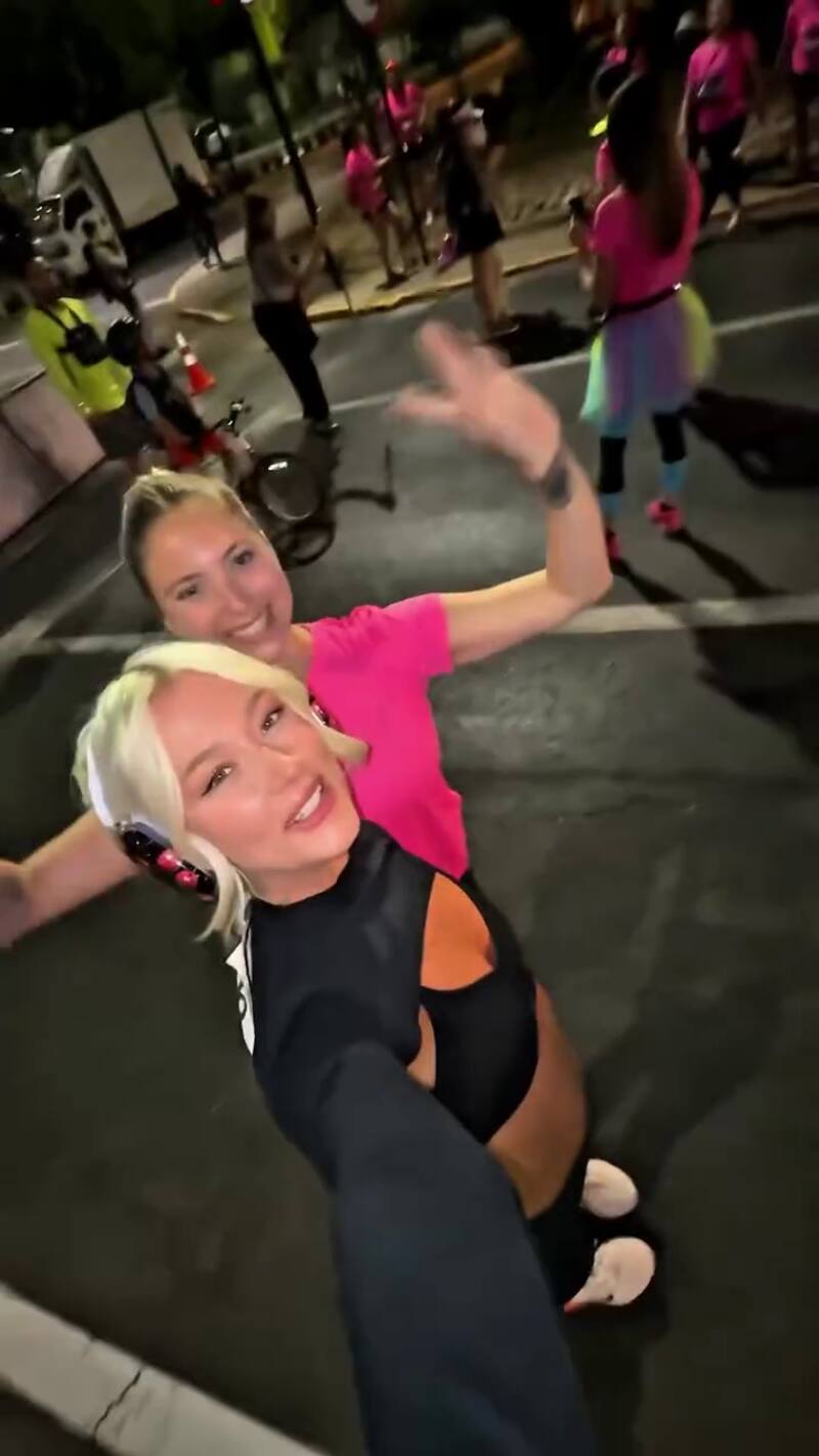 La cantante participó en una corrida de noche solo para mujeres. Créditos: @vestalugg.