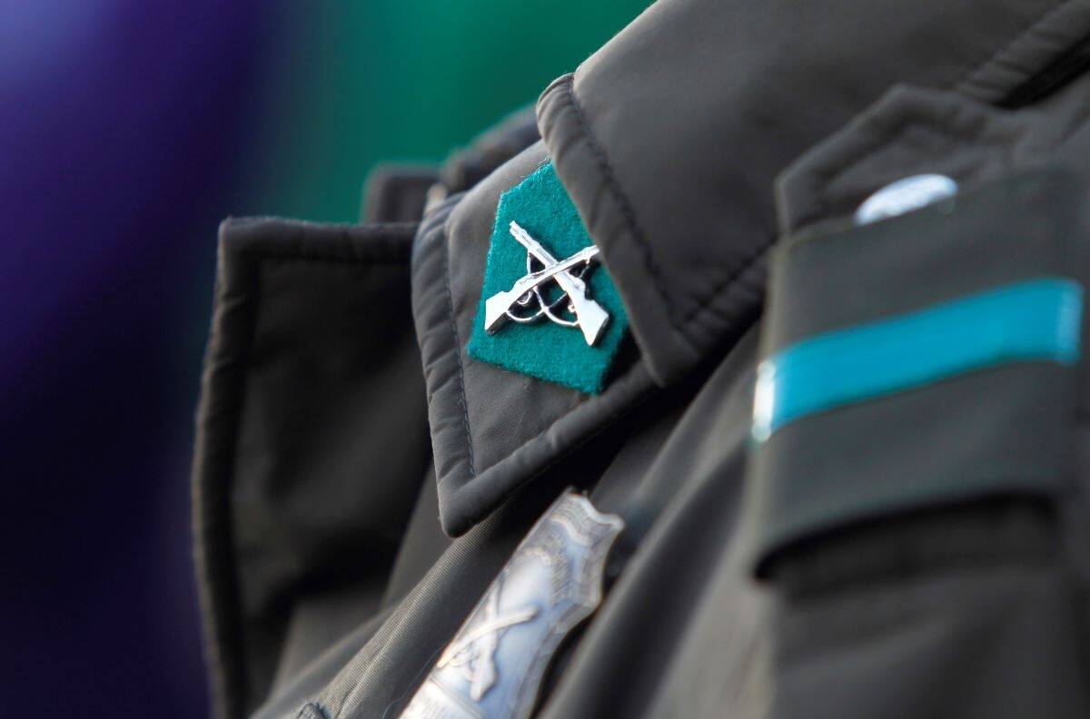 Dan de baja a tres carabineros vinculados a tráfico de armas y municiones