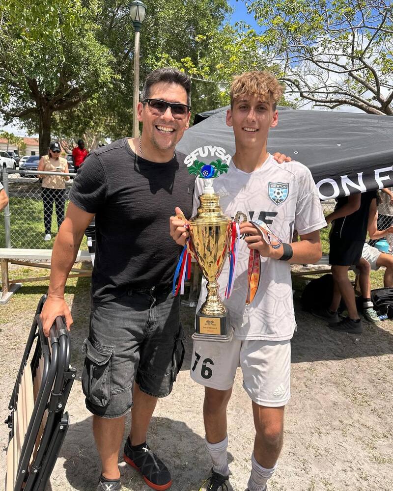 Rafa Araneda y Vicente Araneda en uno de los partidos de fútbol en Florida