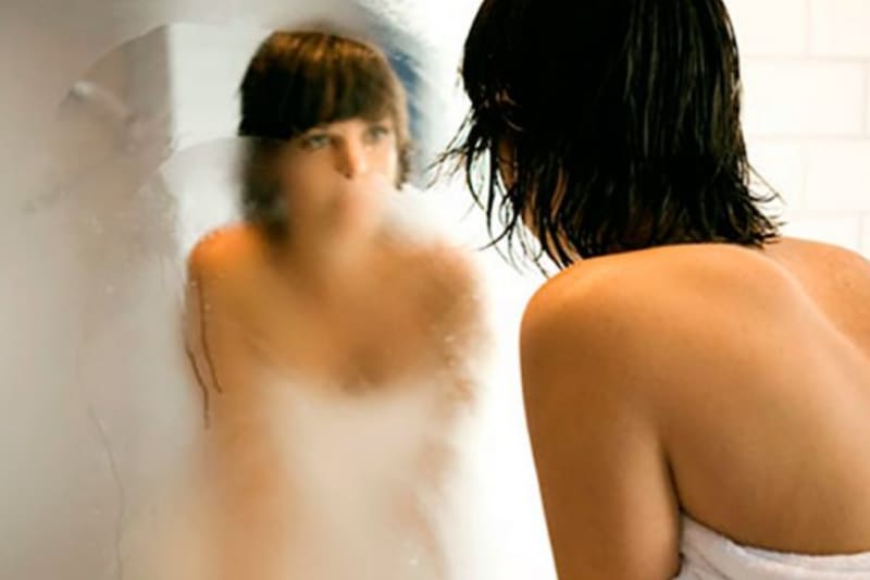 Sigue estos 8 consejos para evitar que tu espejo se empañe.