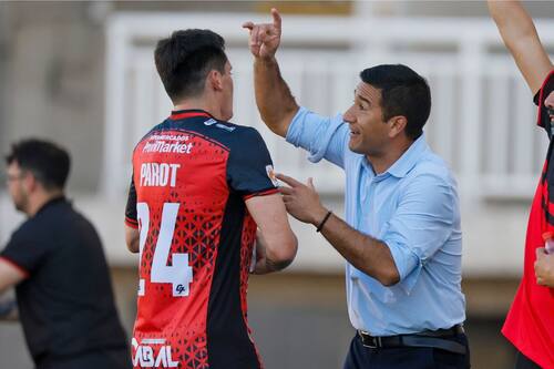 El DT de Deportes Limache, junto al defensor Alfonso Parot. Foto: Agencia Aton.