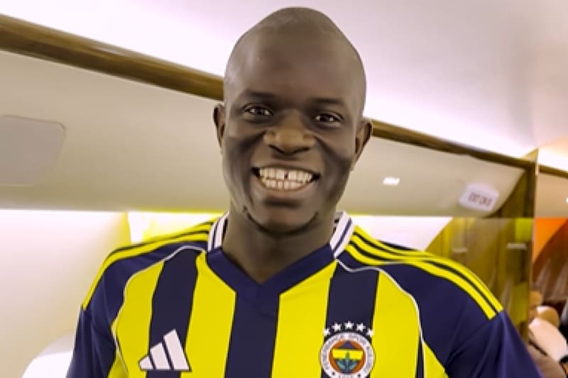 El volante es nuevo refuerzo del Fenerbahce. Foto: Instagram Fenerbahce.