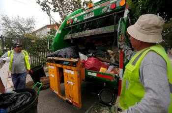 Gobierno se compromete a mejorar condiciones de recolectores de basura