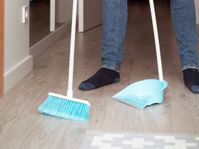 “Deja de usar la escoba así”: El truco viral definitivo para barrer la casa mejor y más rápido