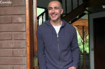 "Me he sacado mi propia sangre...": César Caillet detalló el innovador tratamiento estético al que se sometió