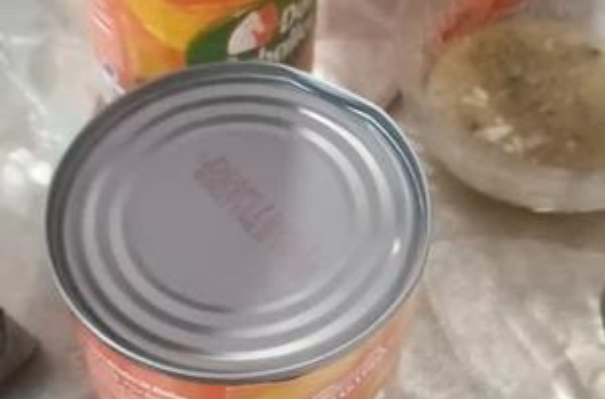 VIDEO | Un abuelo compró un tarro de durazno pero dentro había jurel y se volvió viral