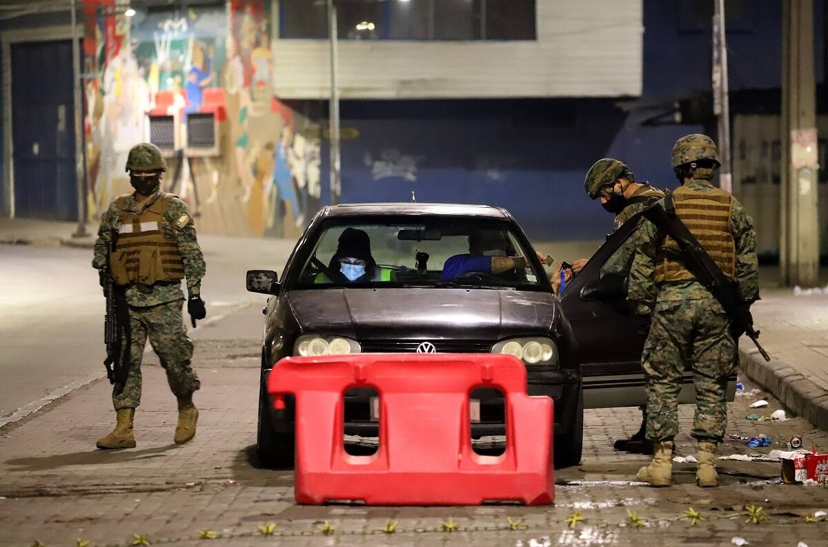 Nuevo instructivo de Carabineros aclara cuándo pueden proceder a la detención