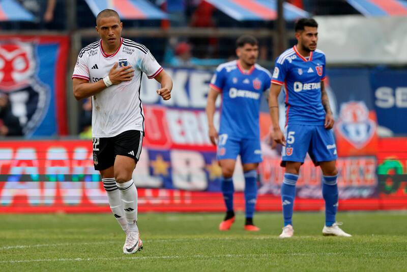 El delantero se mostró orgulloso por su paso con Colo Colo y la U. Foto: Aton.