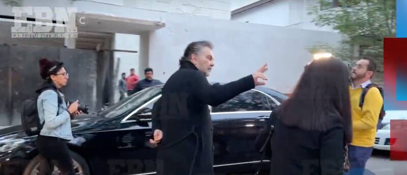 El artista conduce un Mercedes.