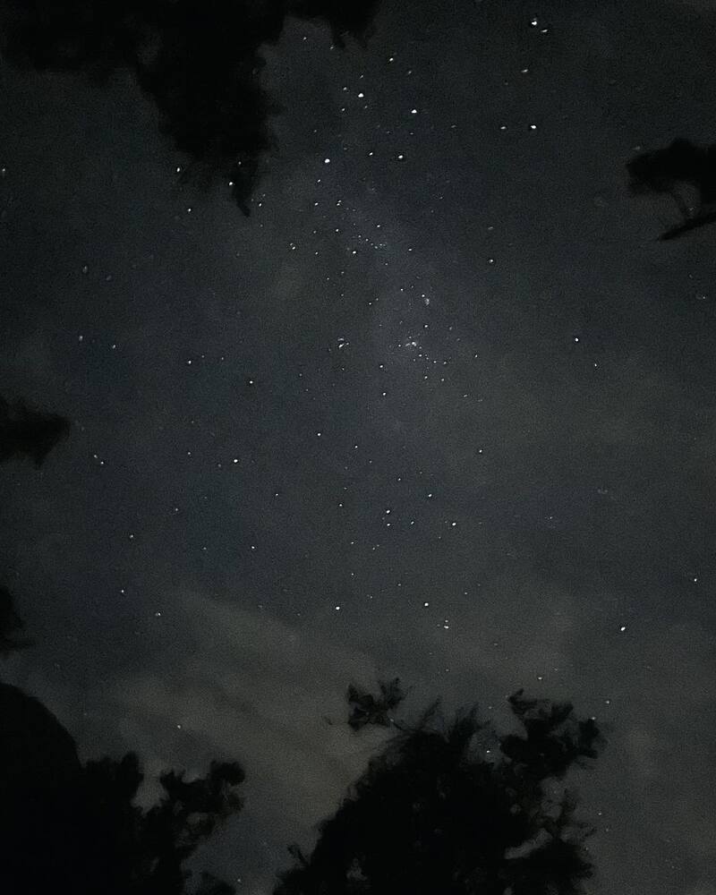 Una hermosa postal de una noche estrellada