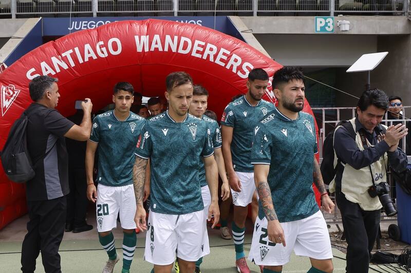 prepara su último partido en el Estadio Elías Figueroa. Agencia Aton