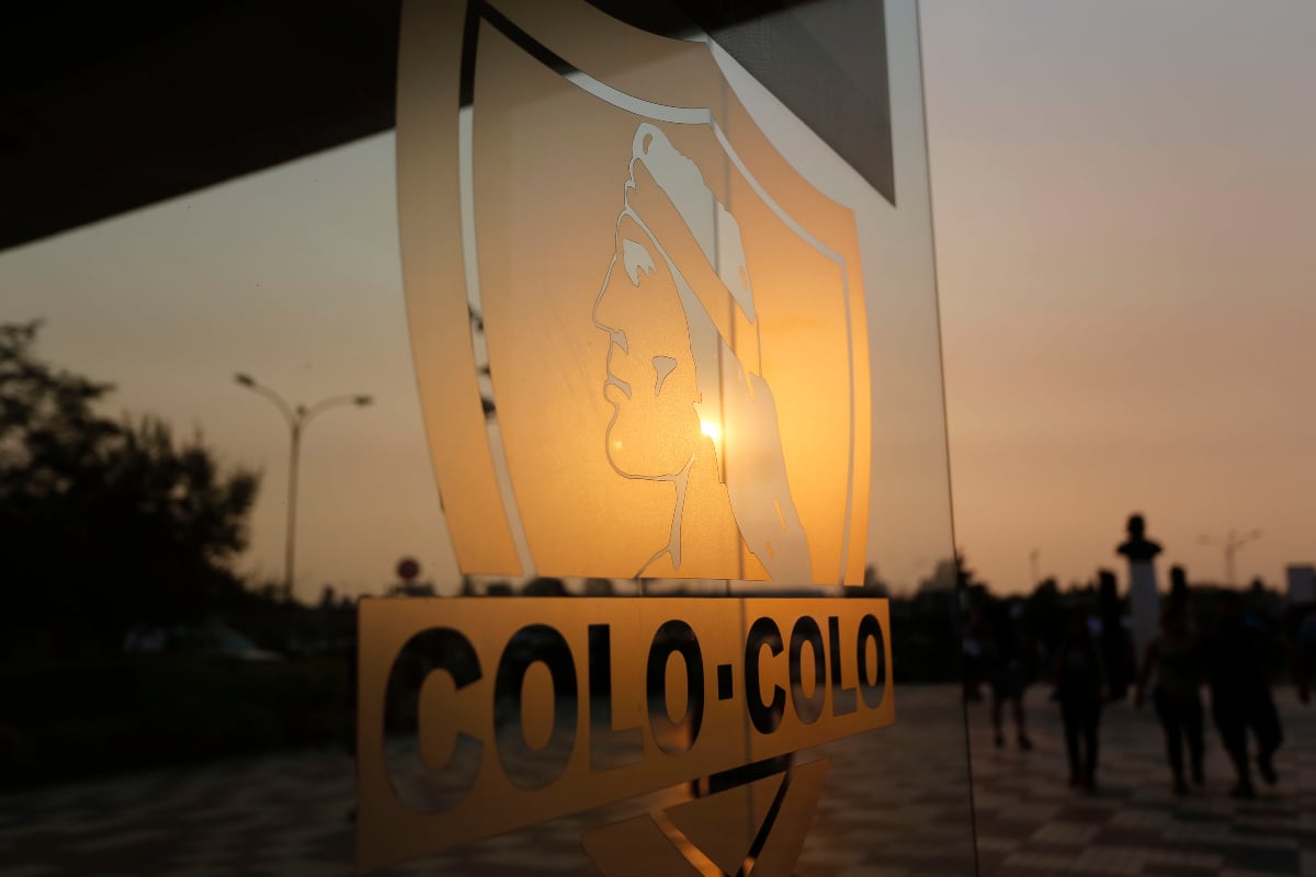 Escudo de Colo Colo en una mampara del Estadio Monumental.