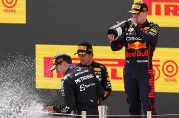 Un "solidario" Checo Pérez permitió la victoria de Max Verstappen en el Gran Premio de España