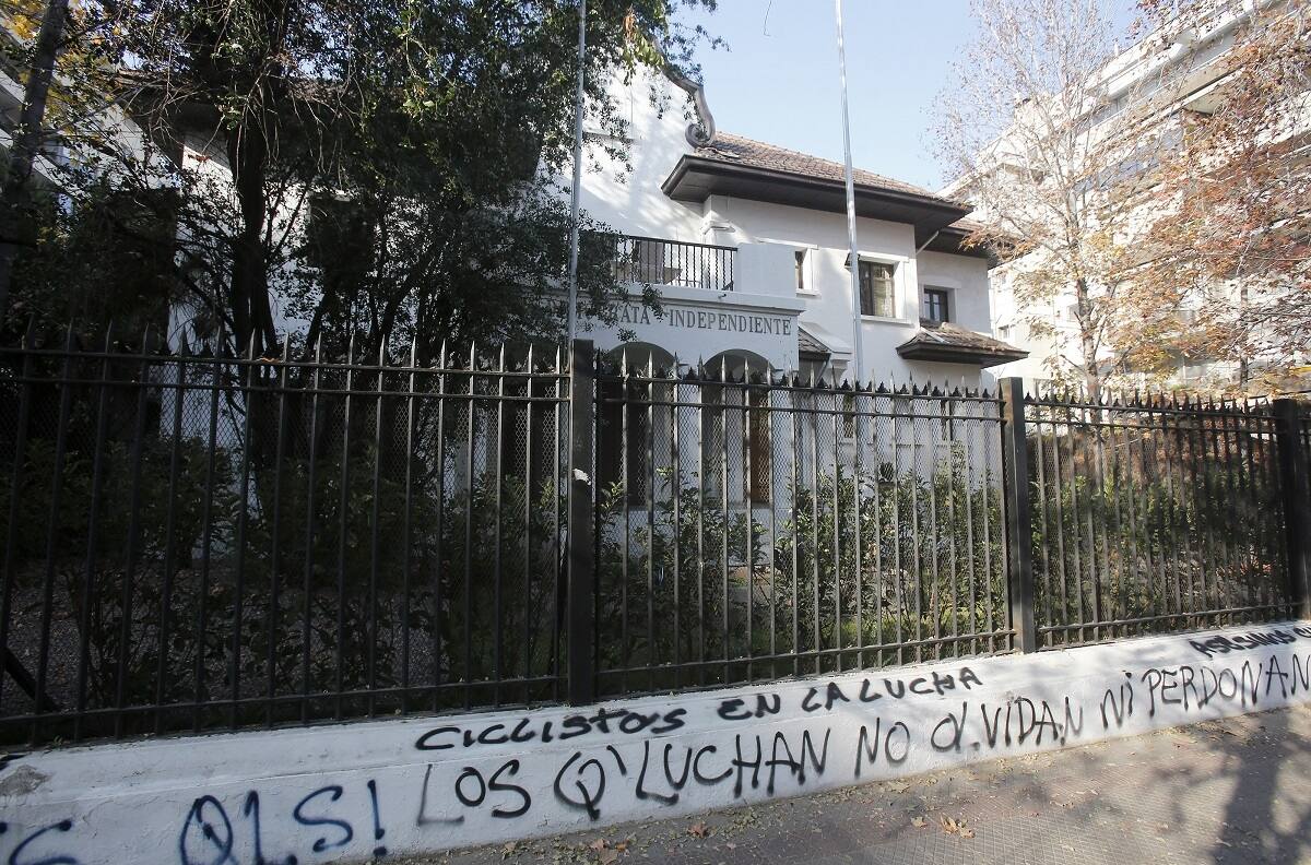 Menor empujado por carabinero al Río Mapocho quedó con prohibición de acercarse a sedes de UDI y RN