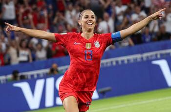 VIDEO | La espectacular asistencia de taco para histórico gol de Alex Morgan
