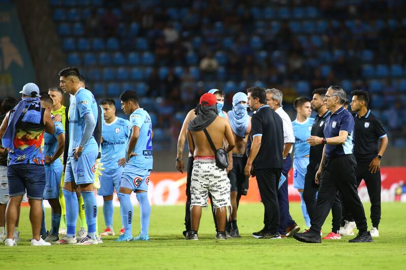 Los Dragones Celestes fueron sancionados con tres fechas sin público tras invasión a la cancha de hinchas. Pese a que la dirigencia apeló, el Tribunal de Disciplina de la ANFP aumentó el castigo. Foto: Photosport