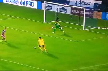 VIDEO | De héroe a Villano: Diego Valdés se llenó de críticas tras fallar un gol increíble