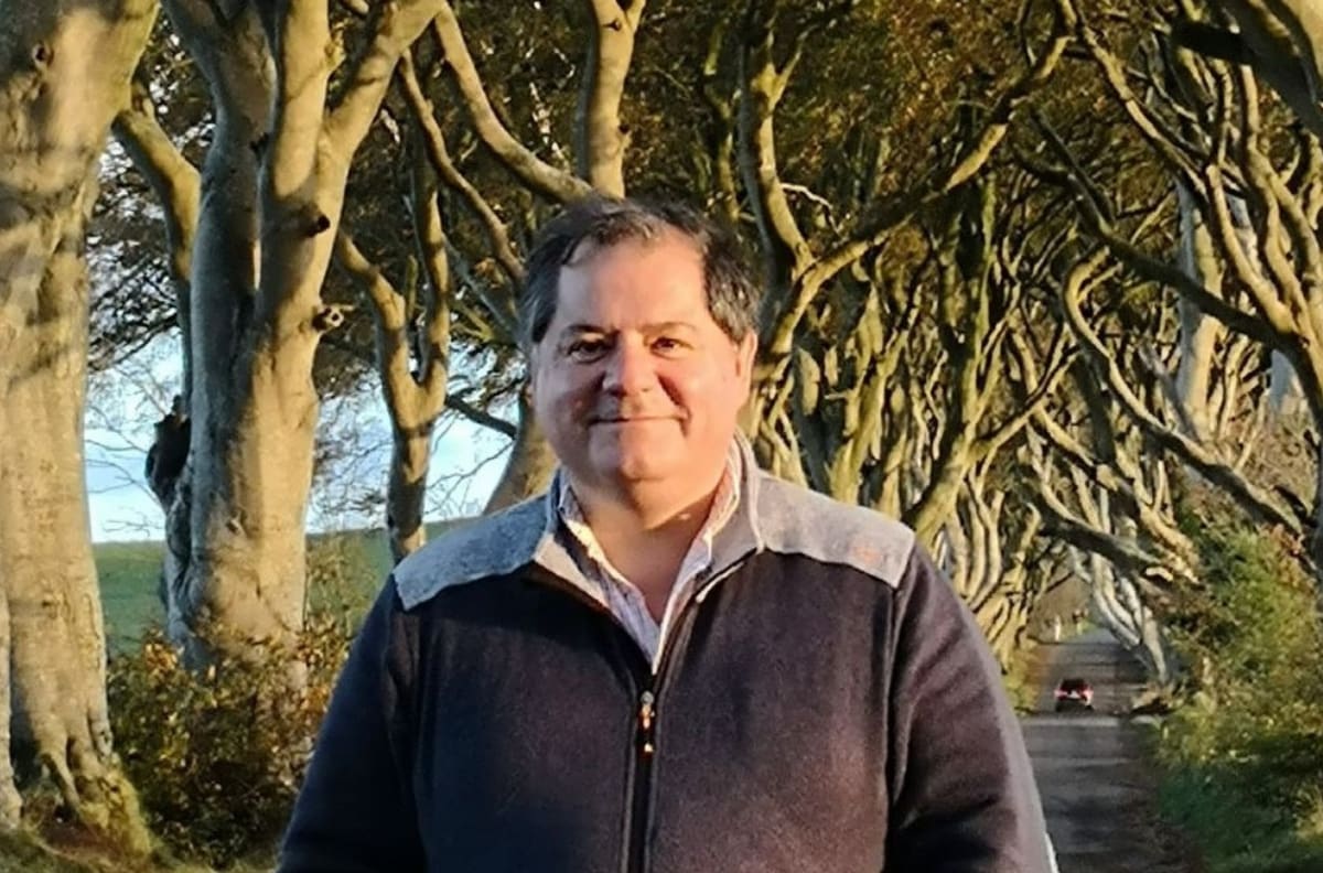 "Profunda tristeza": Mauricio Bustamante lamenta la muerte de su suegro y se despide con sentido mensaje