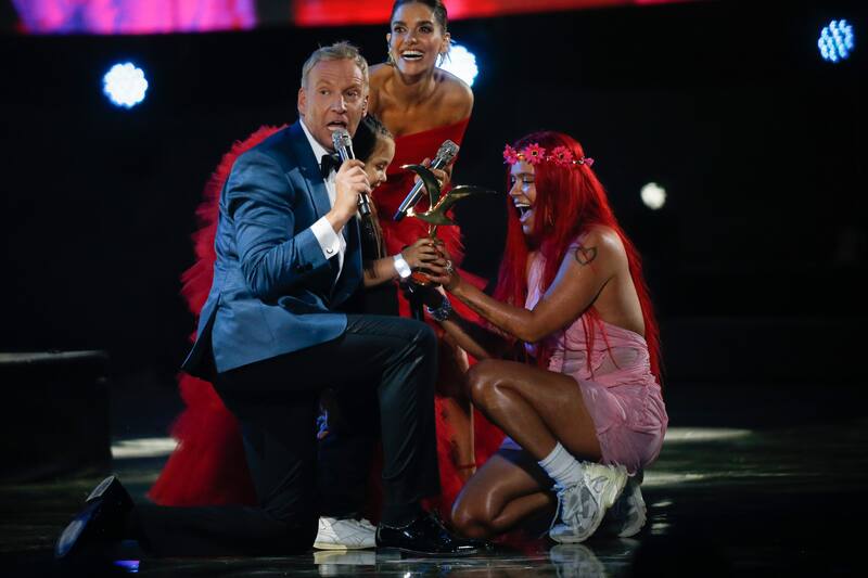 Vina del Mar, 19 de Febrero de 2023
Karol G se presenta en la Primera noche del Festival de Vina del mar 2023. En la fotografia Karol G regala Gaviota de oro a niña.
Sebastian Cisternas/Aton Chile