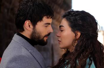 Tristeza en elenco de “Hercai” tras fallecimiento del actor Atilla Pekdemir
