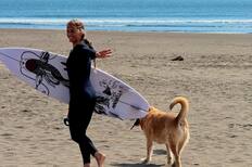 Es portuguesa, se enamoró de Chile y ahora es la reina del surf nacional: “Agradecida de mi vida cerca del mar”