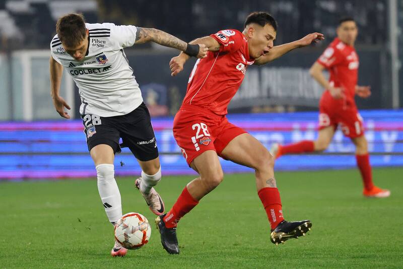 Lucas Soto se llevó todos los retos de Jorge Almirón tras el gol de Ñublense. Foto: Agencia Aton