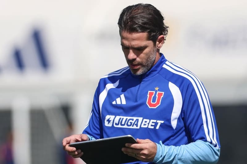 El DT argentino se estrena en la U. Foto: @udechileoficial en Instagram.