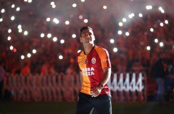 La megalocura que se vivió en presentación de Falcao en el Galatasaray