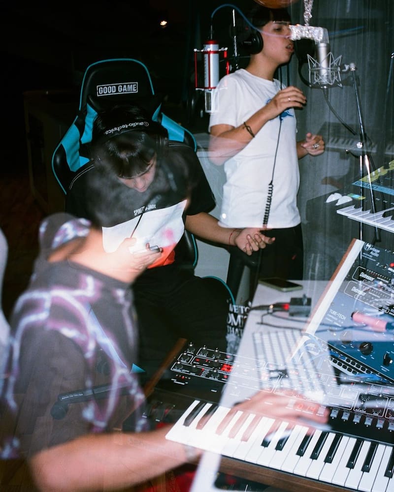 Milo J, creando 111, el álbum debut del artista.