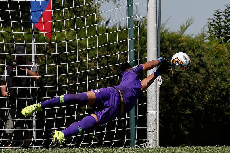 Las normas abusivas se han institucionalizado en el ámbito de las series cadetes del fútbol chileno. Crédito: Photosport