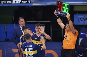 VIDEO | Hinchas de Boca Juniors descargaron su enojo contra Williams Alarcón en La Bombonera