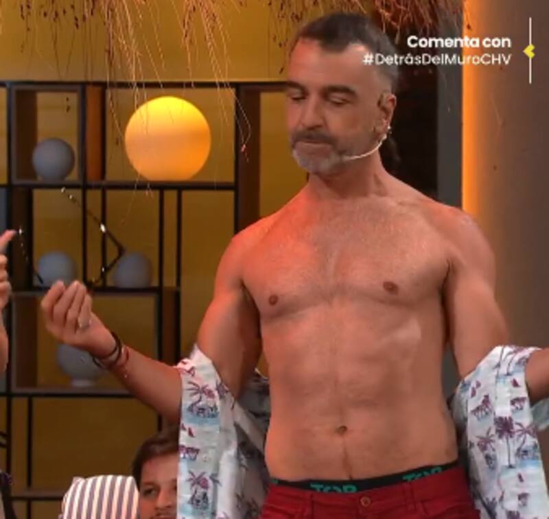 no desaprovechó la oportunidad para mostrar su cuerpo definido.