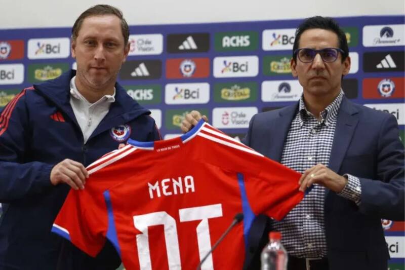 El gerente de Selecciones de la ANFP, Rodrigo Robles, junto al entrenador de La Roja Femenina, Luis Mena.