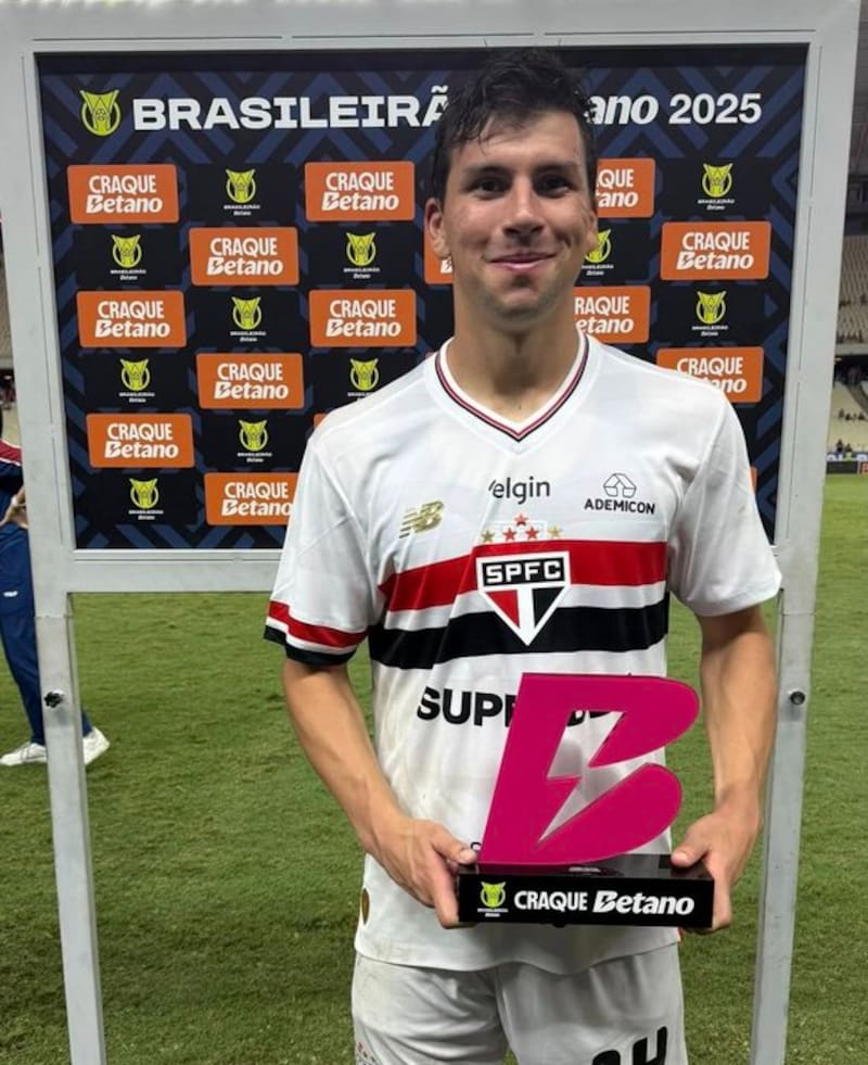 El chileno con el premio al mejor del partido en el Fortaleza vs. Sao Paulo. Foto: @somosaopaulinos en X