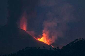 VIDEO | El sorprendente registro en que la lava del volcán Cumbre Vieja llega al mar en La Palma