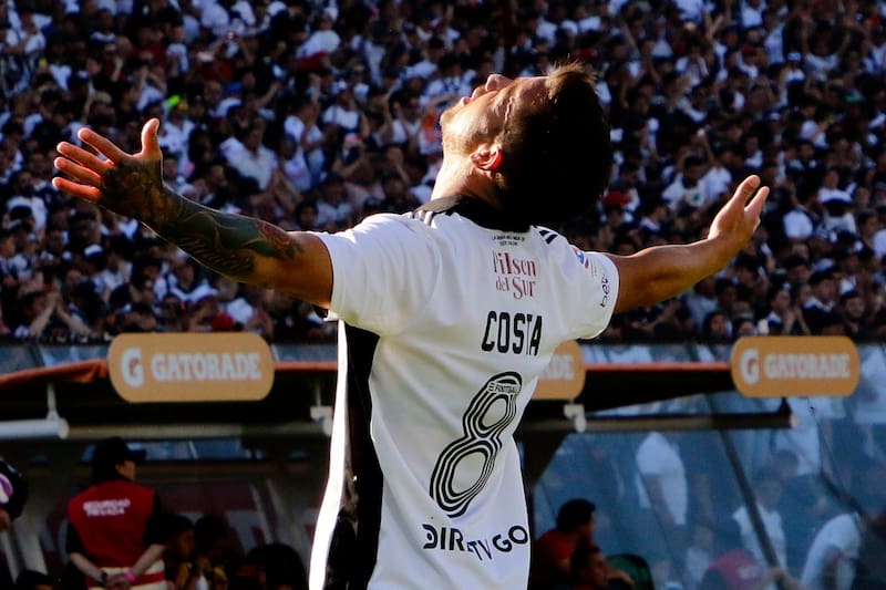 El ex jugador de Colo Colo podría quedar libre para la temporada 2026, debido a que en Universitario no contarían con él. Foto: Agencia ATON.