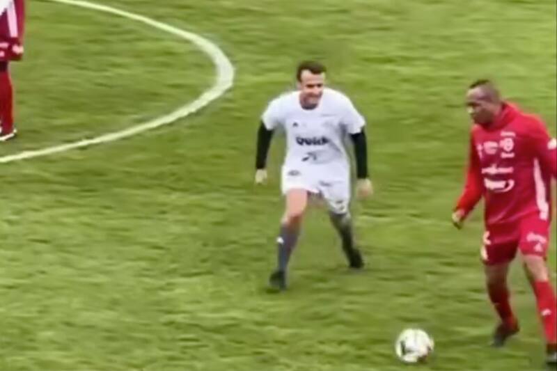 El Presidente de Francia se llevó todas las miradas en partido benéfico y se llevó un especial recuerdo de una leyenda del Liverpool.