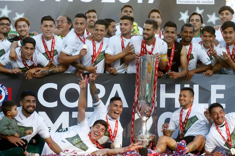 mira desde la última fila la celebración de Santiago Wanderers tras obtener la Copa Chile 2017.