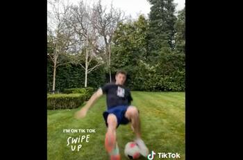 VIDEO | Se hizo el canchero: Christian Pulisic terminó en el piso tras dársela de Ronaldinho