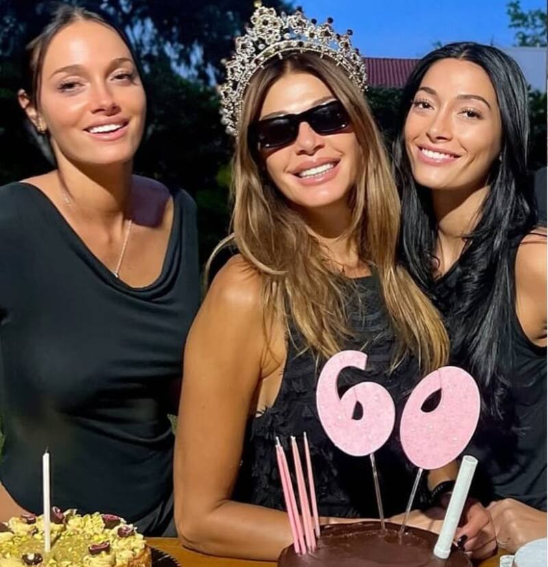 La modelo junto a sus hijas en su cumpleaños. Créditos: Instagram