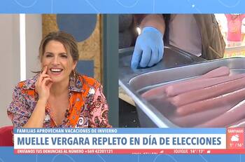 "¿Podemos conocer la salchicha sin pan?": El divertido momento que desató Monserrat Álvarez en despacho en vivo en puesto de completos