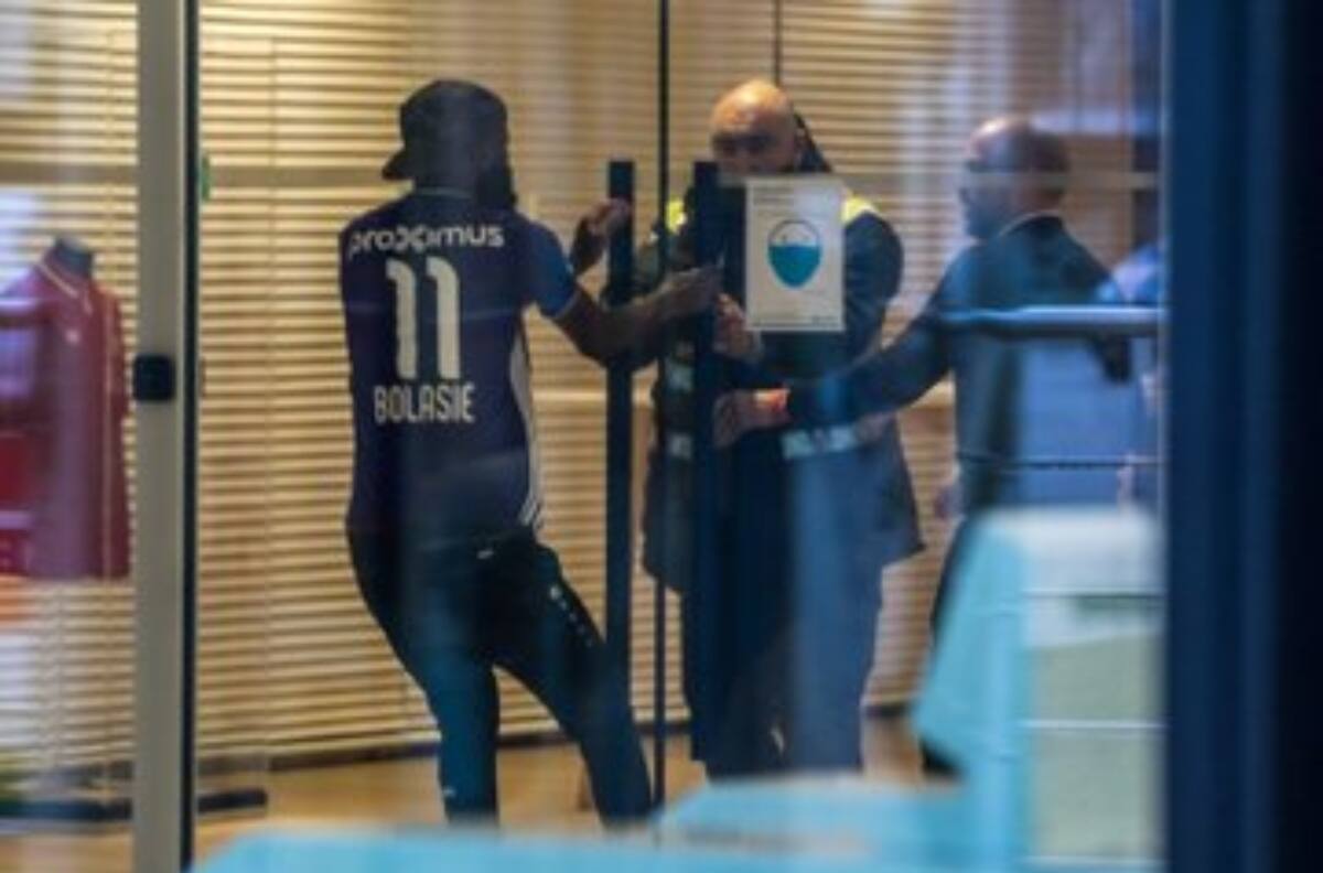 ¡Insólito! Jugador en Bélgica fue a entrenar con la camiseta del archirrival para forzar su salida