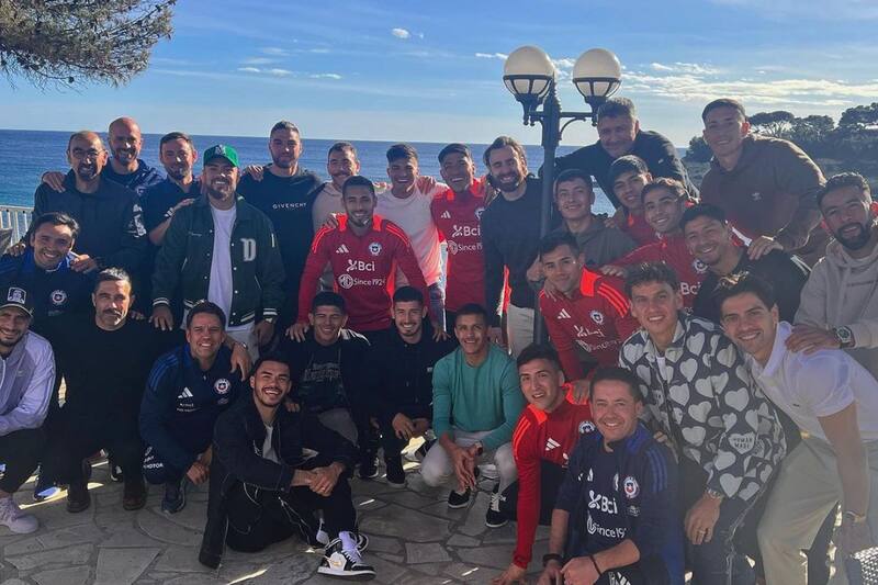 La foto que subió Alexis Sánchez de todo el plantel con el cuerpo técnico. Foto: alexis_officia1 en Instagram.